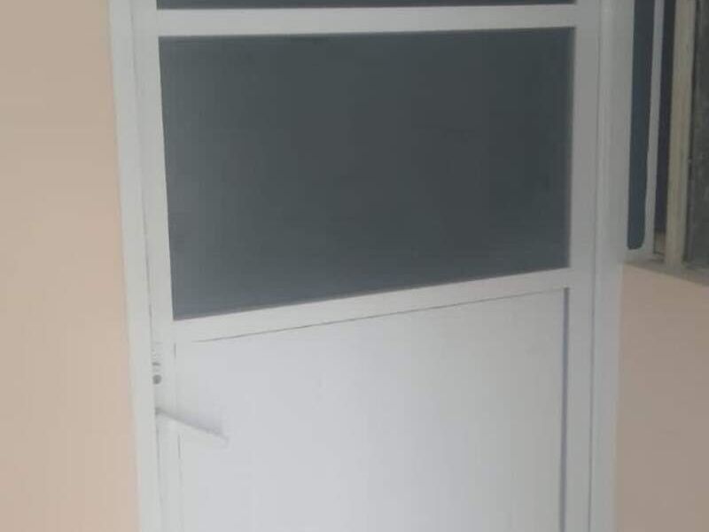 Puerta en aluminio y vidrio México.