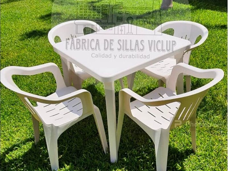 Mesa con sillas de plástico México