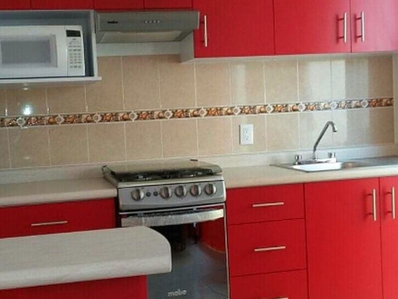 Cocina integral tono rojizo México