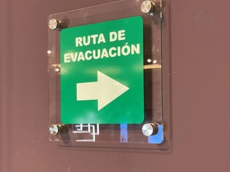 Señal ruta de evacuación México