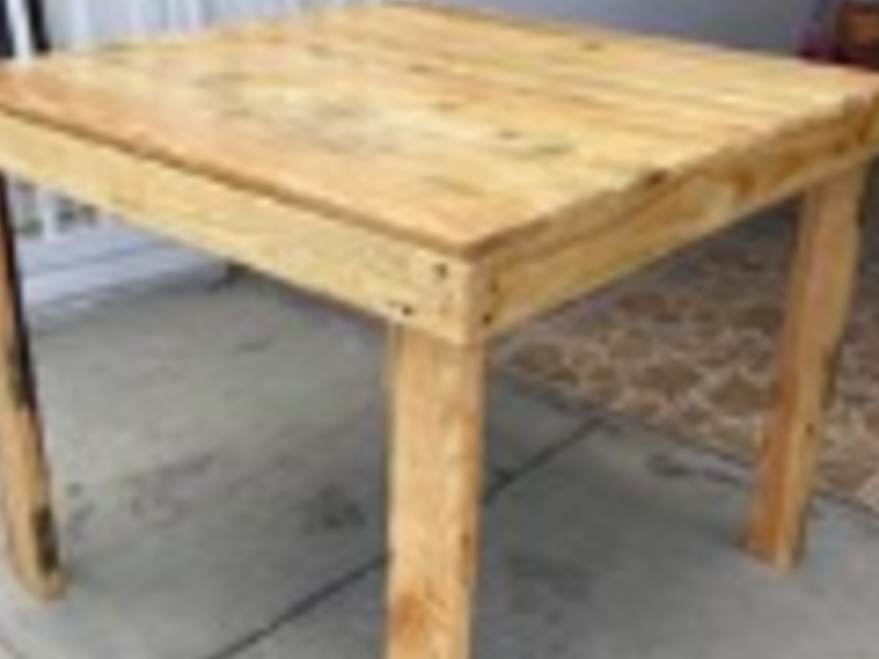 Mesa cuadrada de madera