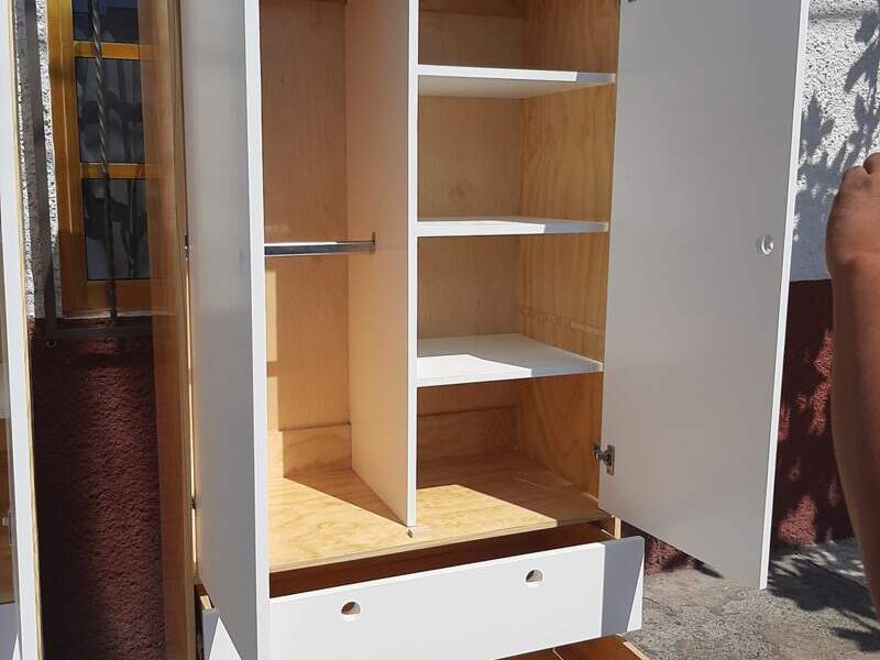 Armario de pino con puertas en MDF México