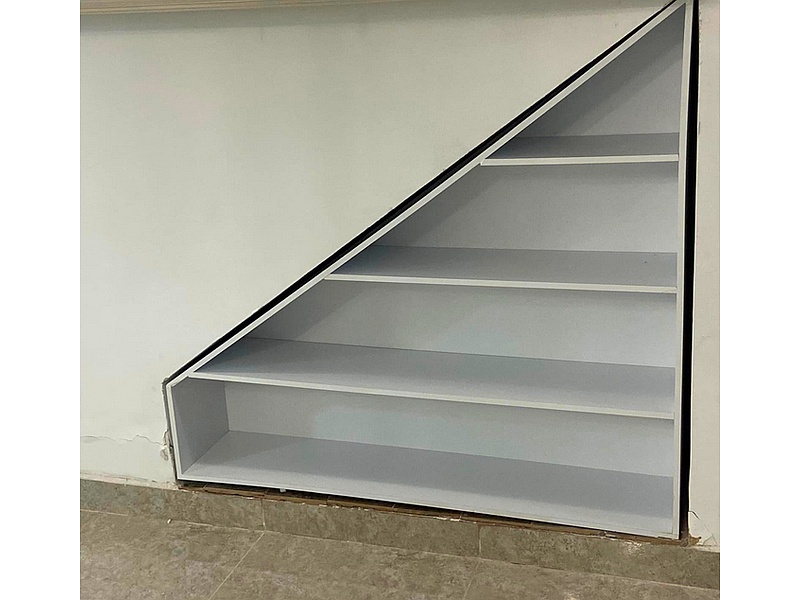 Estante triangular Lerdo