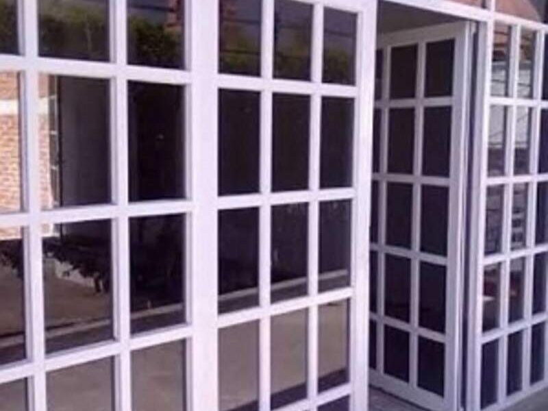 Ventana reticulada en blanco México 