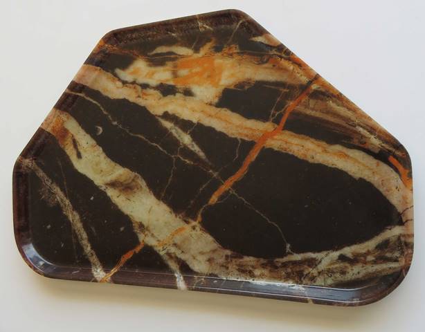 Charola diseño mármol negro con dorado