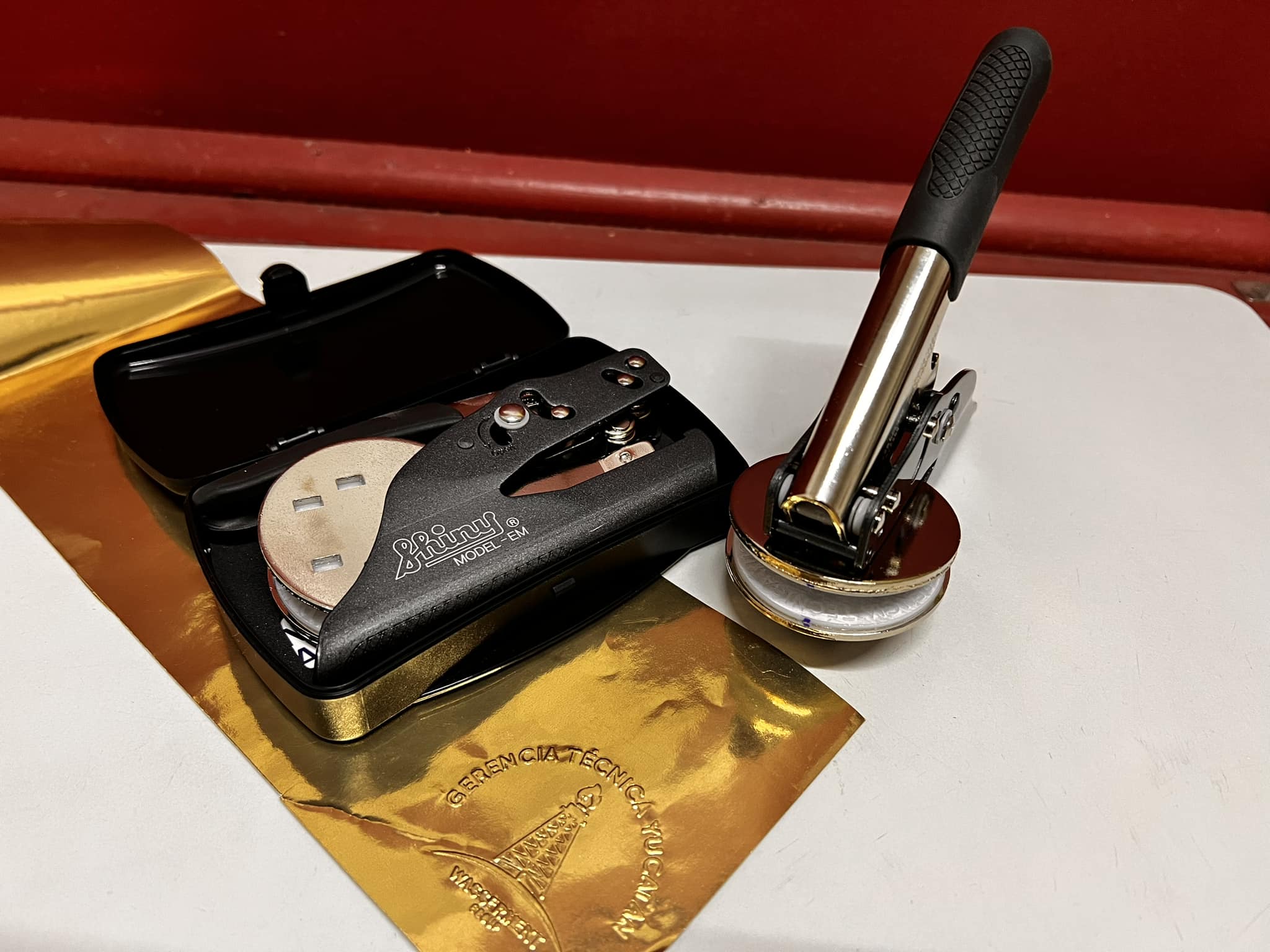 Pinza de realce o sello en seco