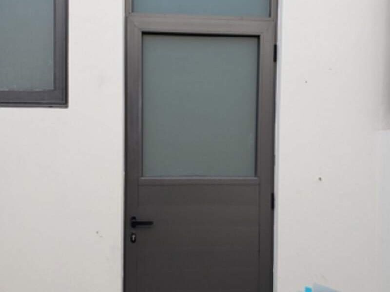PUERTA DE ALUMINIO NEGRA CDMX