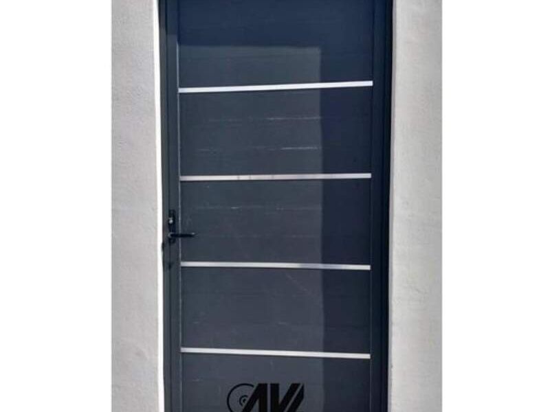 Puerta de aluminio en tono gris CDMX