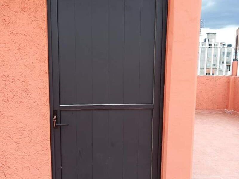 PUERTA NEGRA DE ALUMINIO CMDX