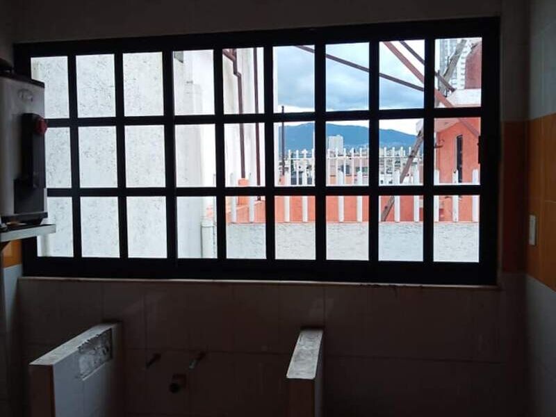 VENTANA DE ALUMINIO CUADRICULADA CDMX