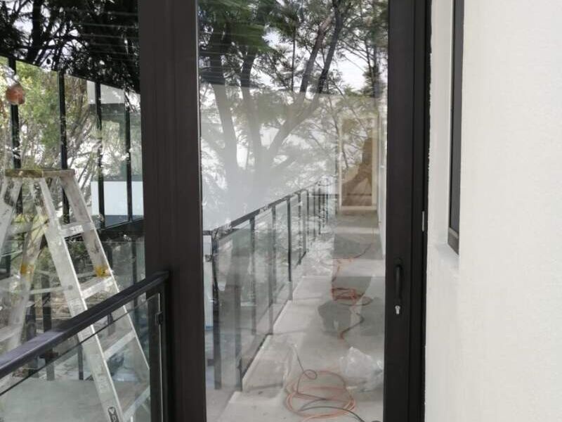 PUERTA NEGRA DE ALUM. MEXICO 