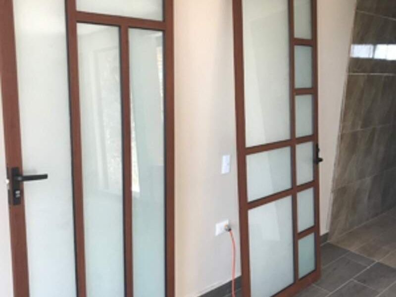 Puerta de aluminio nogal México 