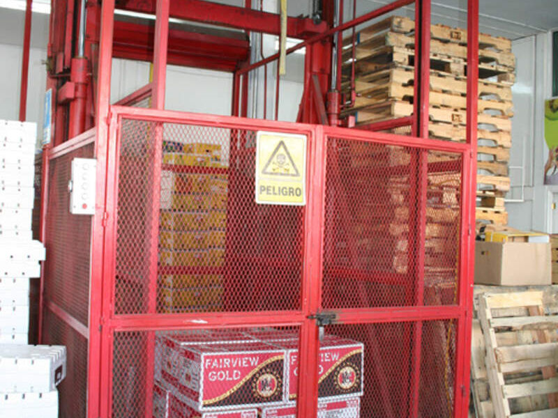 Montacargas comercial rojo en México