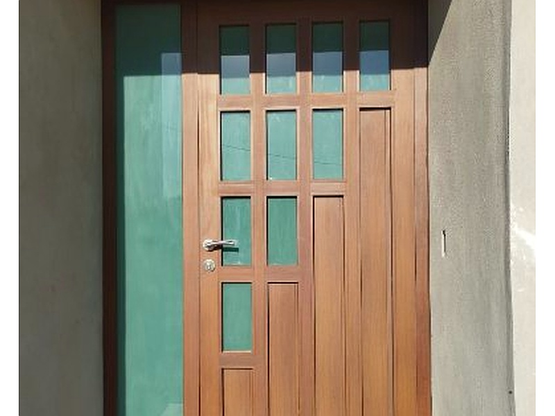 Puerta de madera color cafe para residencias México Alutec Aluminio & Acero