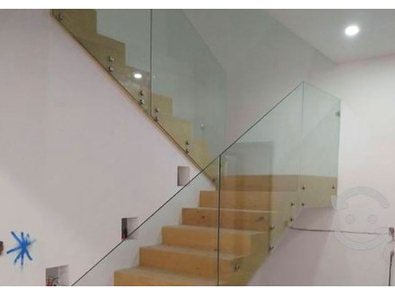 Pasama manos de aluminio y vidrio blindado para gradas de casas México Alutec Aluminio & Acero