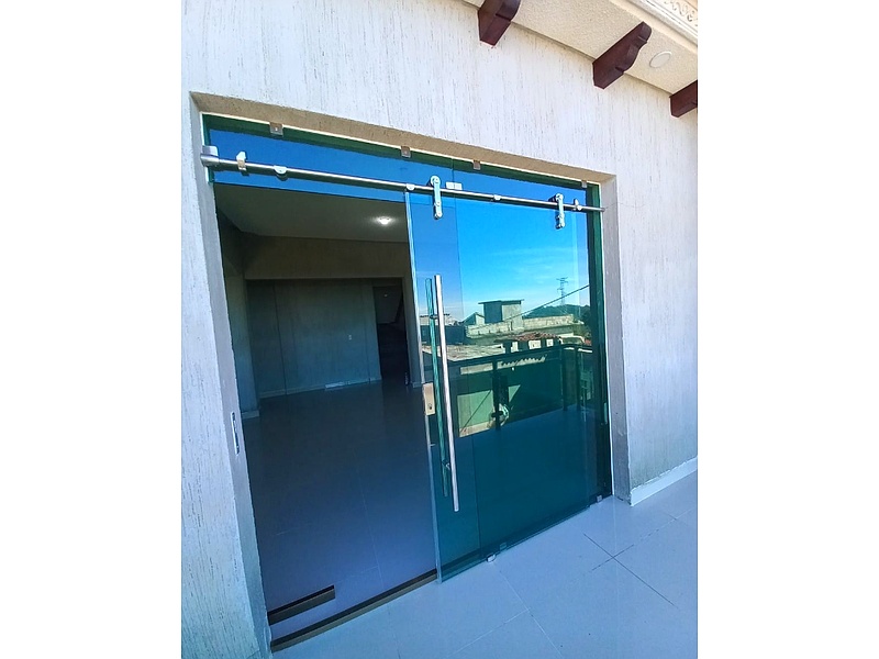 Puerta de seguridad vidrio templado, México