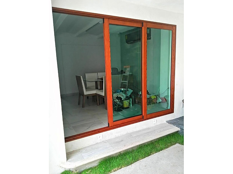 Ventana de madera y cristal templado, México