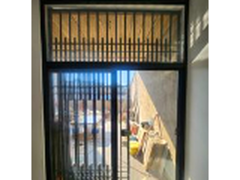 Cerramiento de acero en puerta México COUNTRYALUM VENTANERIA DE ALUMINIO