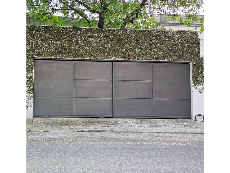 puerta de garaje gris Monterrey Puertas Automáticas del Norte
