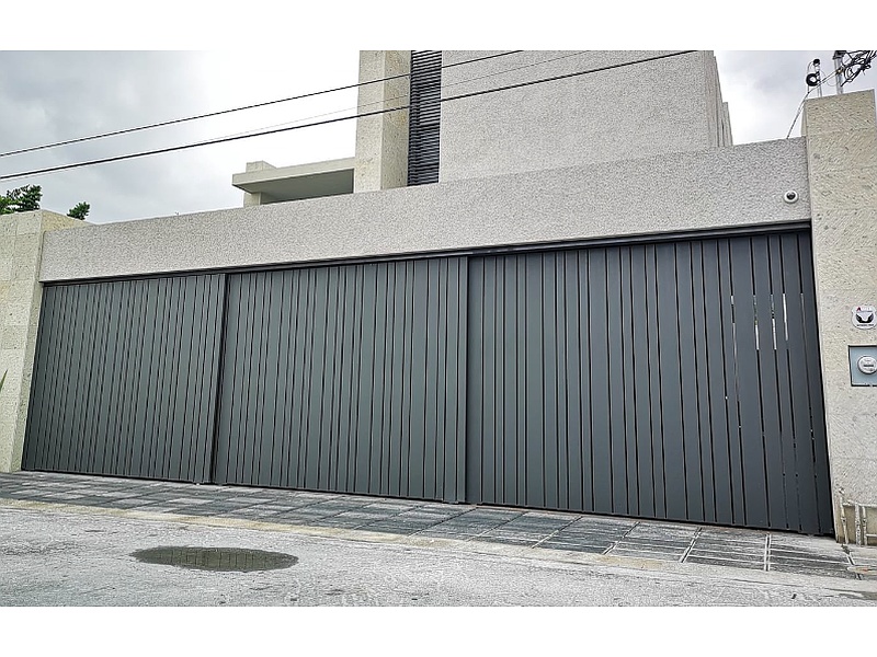 puerta de garaje con barras Monterrey Puertas Automáticas del Norte
