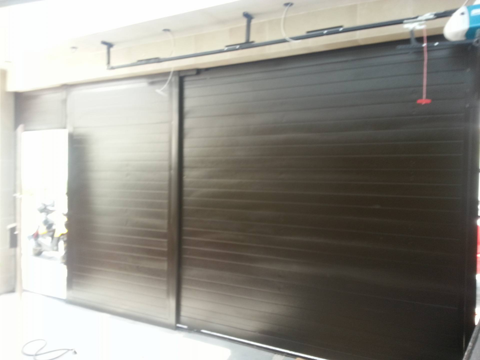 Puerta corrediza a rayas pintada en color cafe con motor 511 México