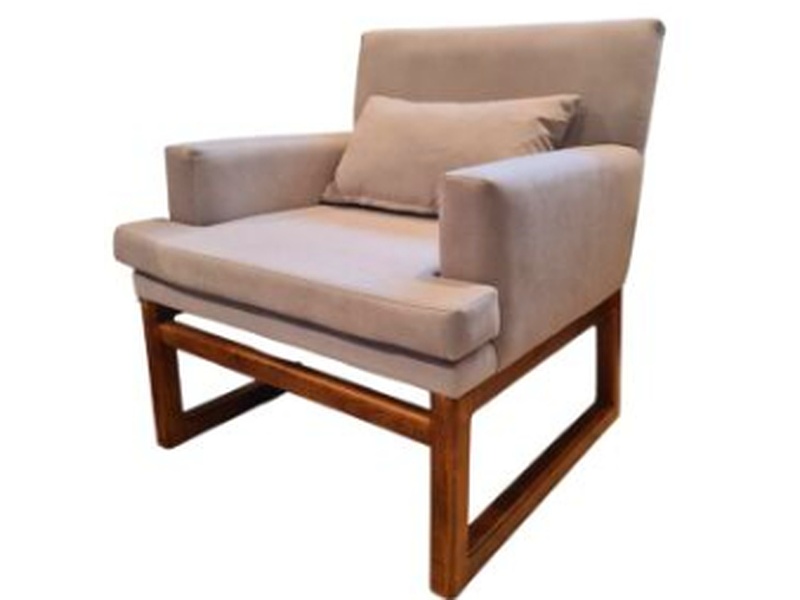Sillón de color beige y madera México HABITTARE