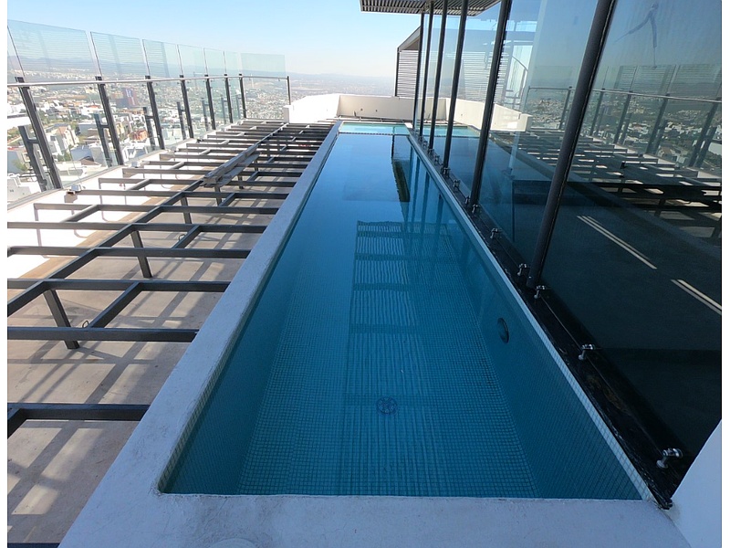 Construcción de piscina exterior, México