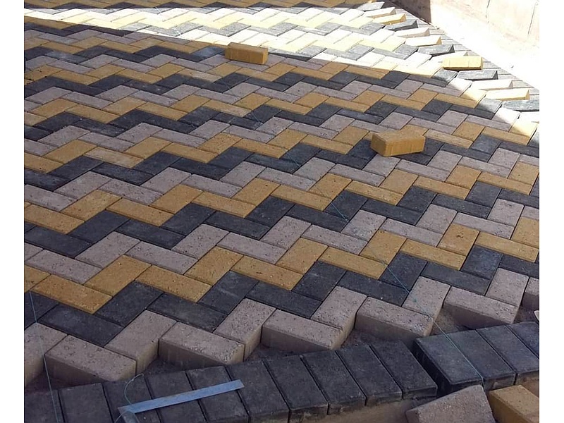 Instalación de adoquines en zig zag Mexico