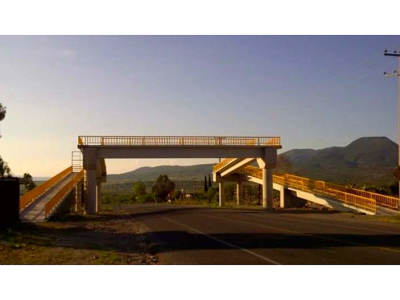 CONSTRUCCION DE PUENTE PEATONAL PEQUEÑO MEXICO