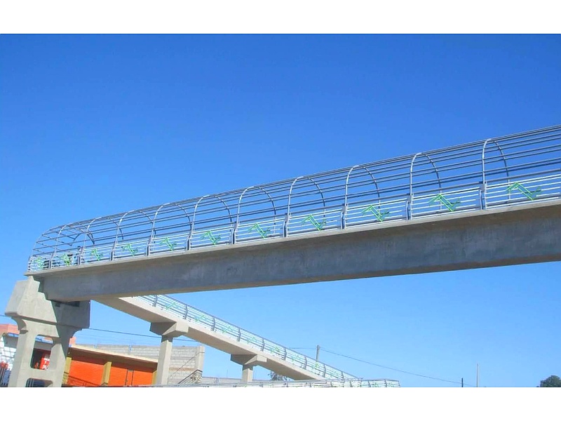 CONSTRUCCION PUENTE PEATONAL CON REJAS DE SEGURIDAD MEXICO