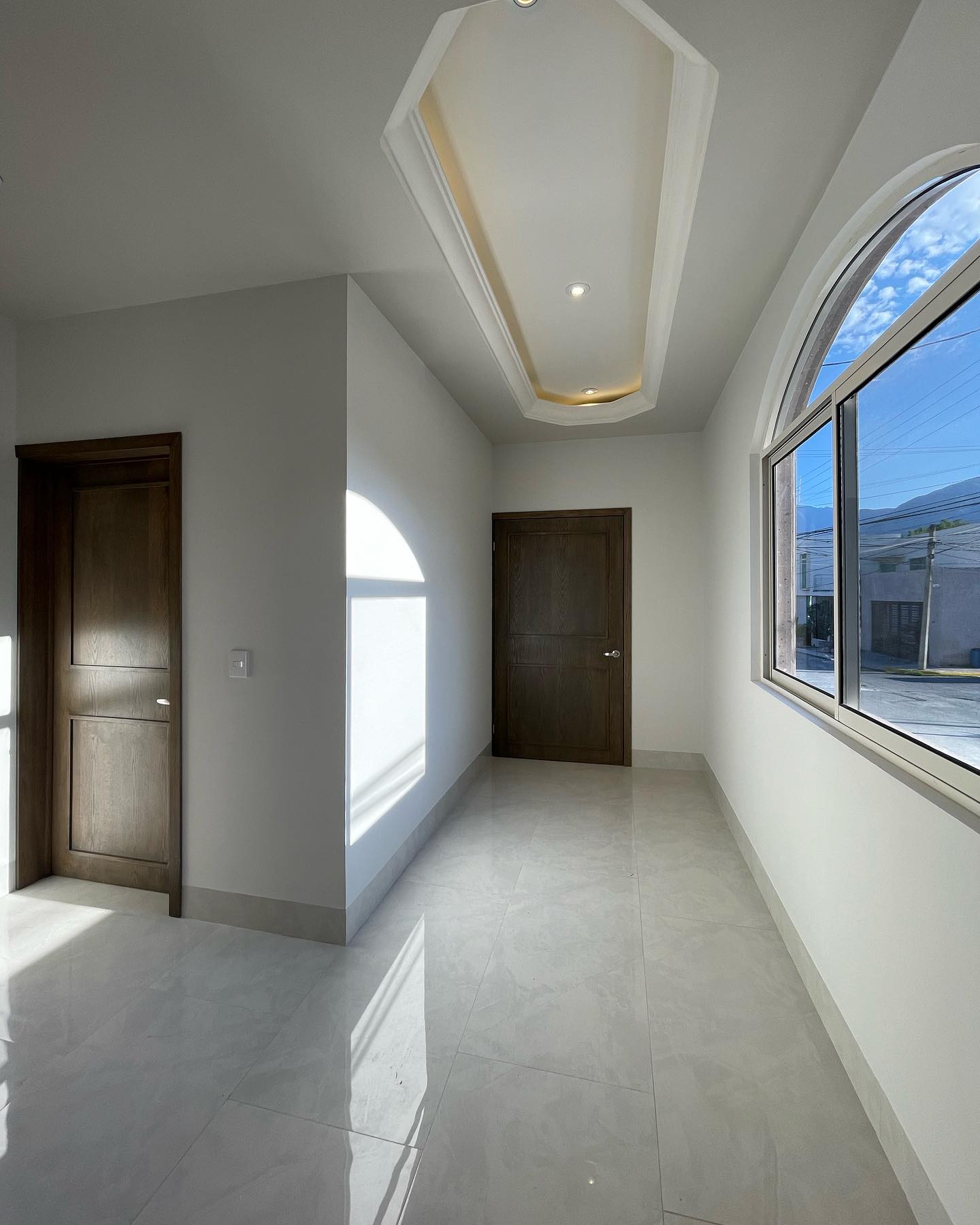 Espacio moderno con puertas y ventanas de aluminio y vidrio