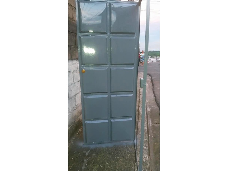 puerta de aluminio cuadriculada México 