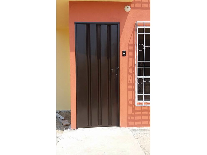 puerta de aluminio color negro brillante México CONSTRUCCIÓN, MANTENIMIENTO Y RH