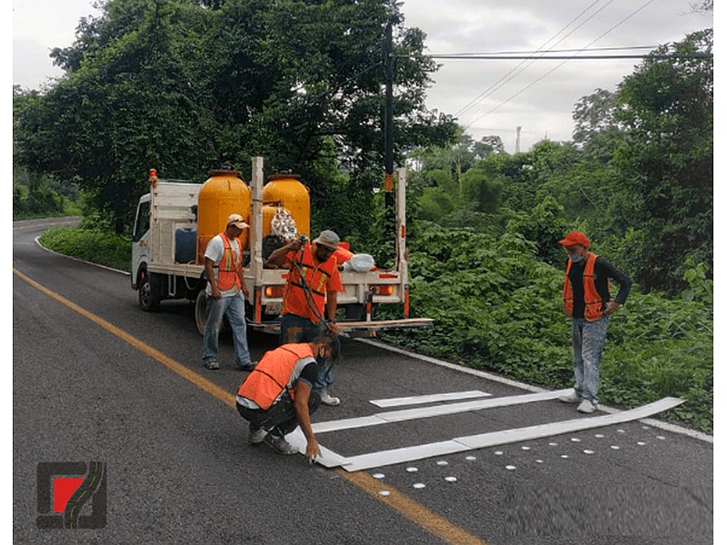 Brigada de señalamiento colocando líneas logarítmicas MEXICO