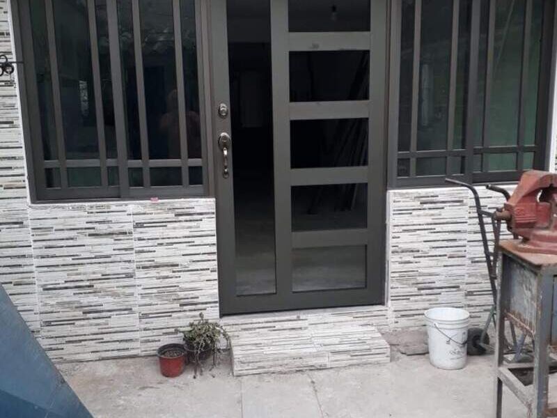 Puerta Aluminio Negro En Iztapalapa - Construex México