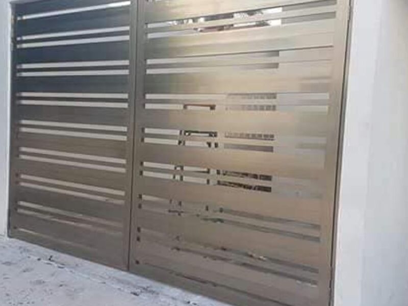 Puerta de acero con rendijas México
