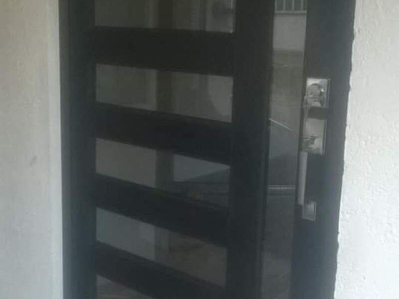 Puerta Aluminio negra en Vista Hermosa