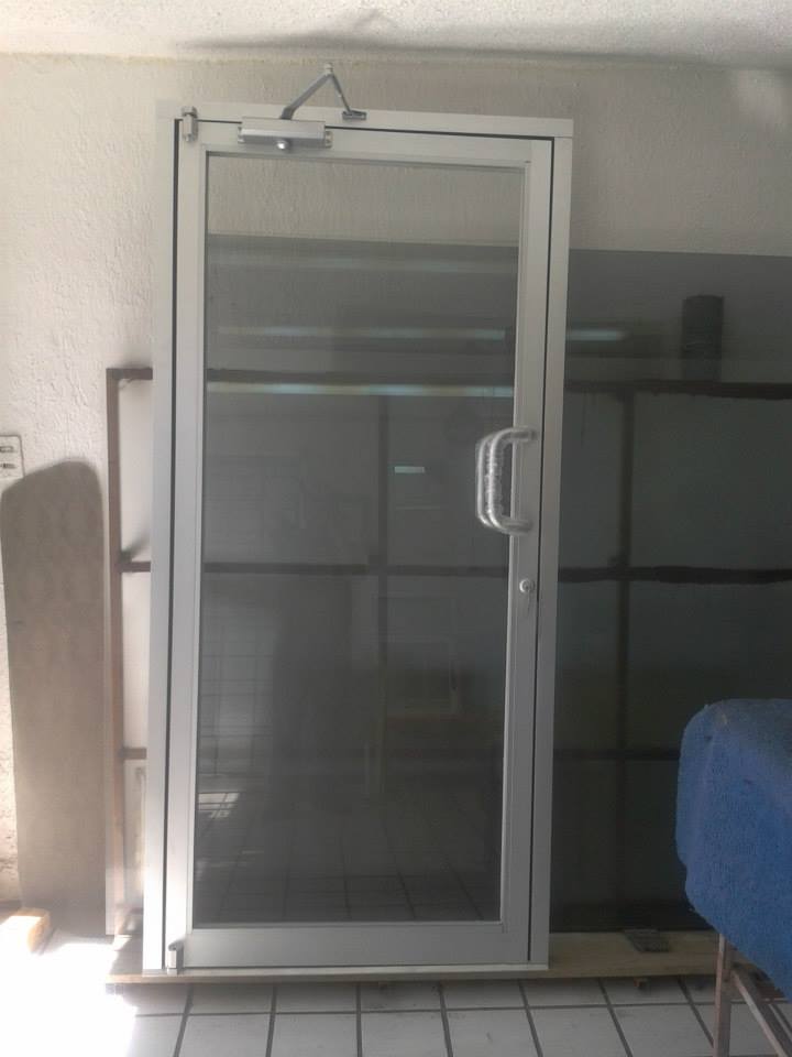 Puerta de Vidrio con Filos de Aluminio México