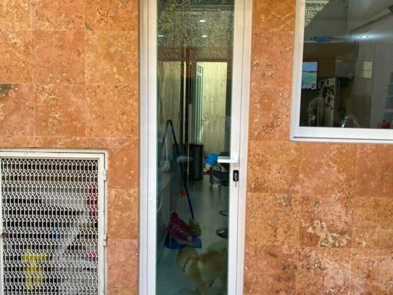 Puerta de aluminio y vidrio transparente