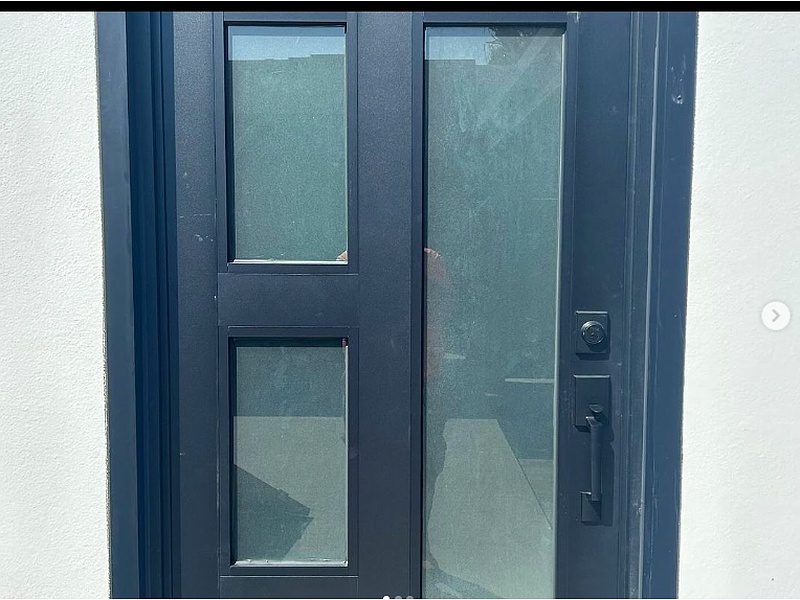 Puerta negra de acero México