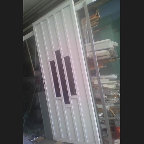 Puerta de aluminio blanco y vidrio México 