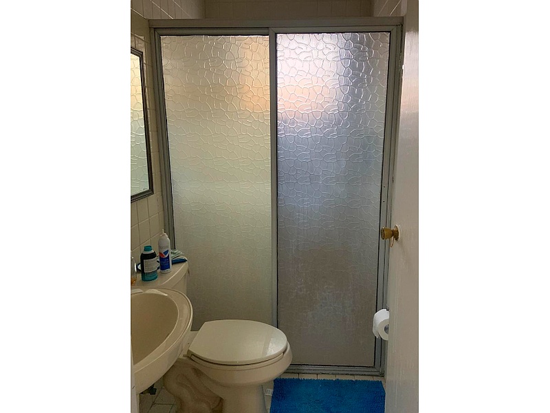 Puerta Corrediza Bañera Blanca CDMX vidrios y aluminio Luna