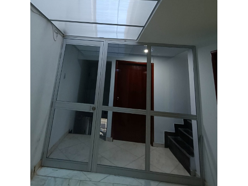 PUERTA CON VENTANA DE ALUMINIO GRIS MEXICO