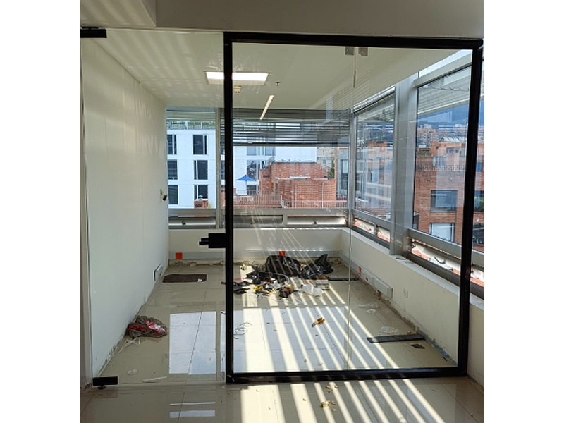 VENTANA CON ALUMINIO NEGRO VIDRIO TEMPLADO MEXICO