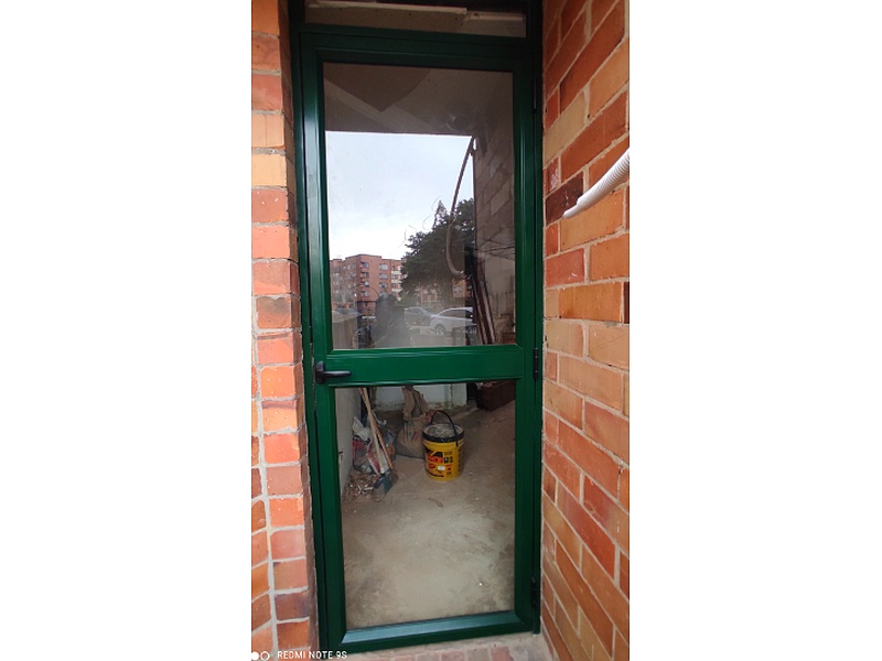Puerta de aluminio marron climalit verde