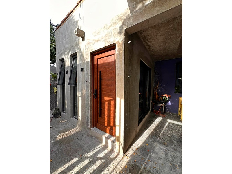 Puerta de aluminio con apariencia de madera, La Paz