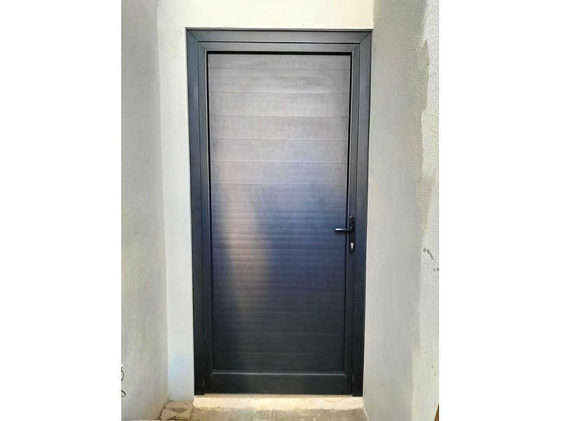 Puerta ligera en aluminio negro, Mexico