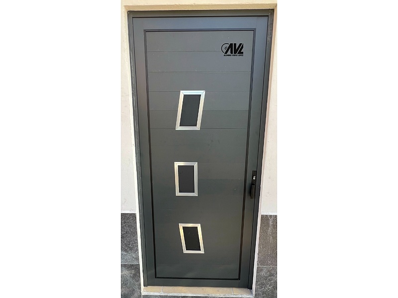 Puerta en aluminio gris Mexico Aluminio y Vidrio López