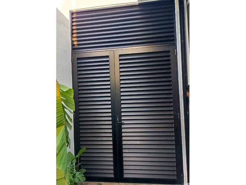 Puerta Negra Tipo Louver México