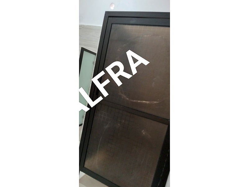 Puerta negra de aluminio con vidrio café Mexico